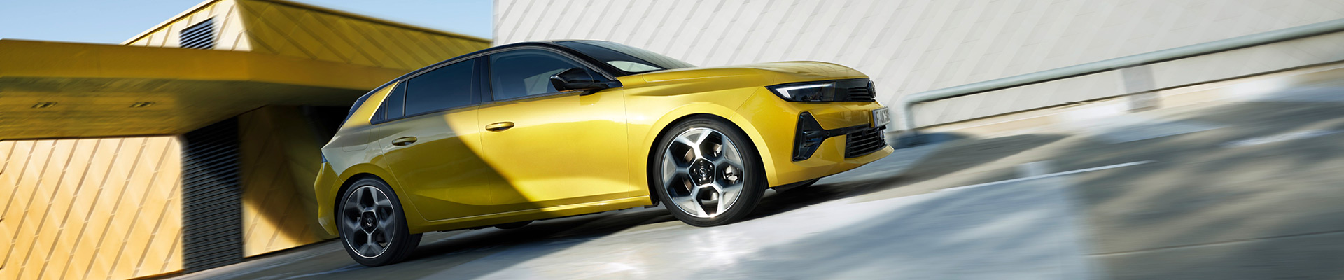 gul opel utanför byggnad