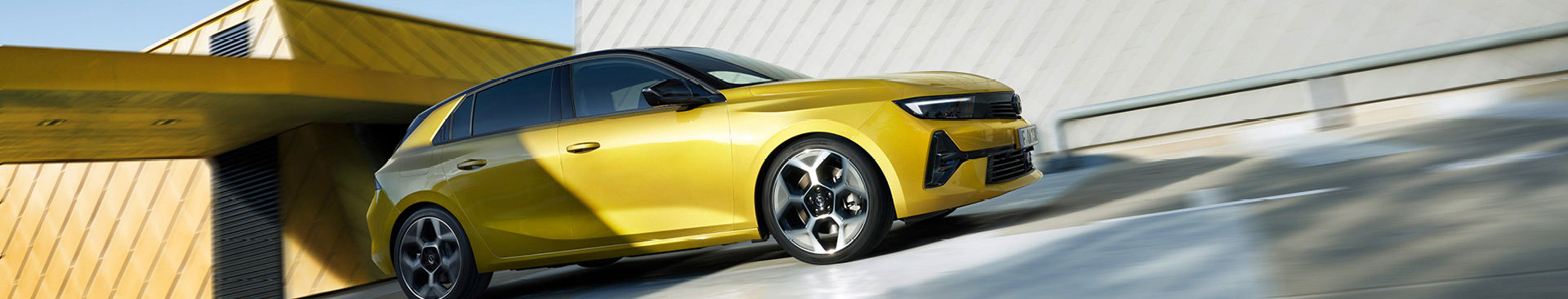 gul opel utanför byggnad