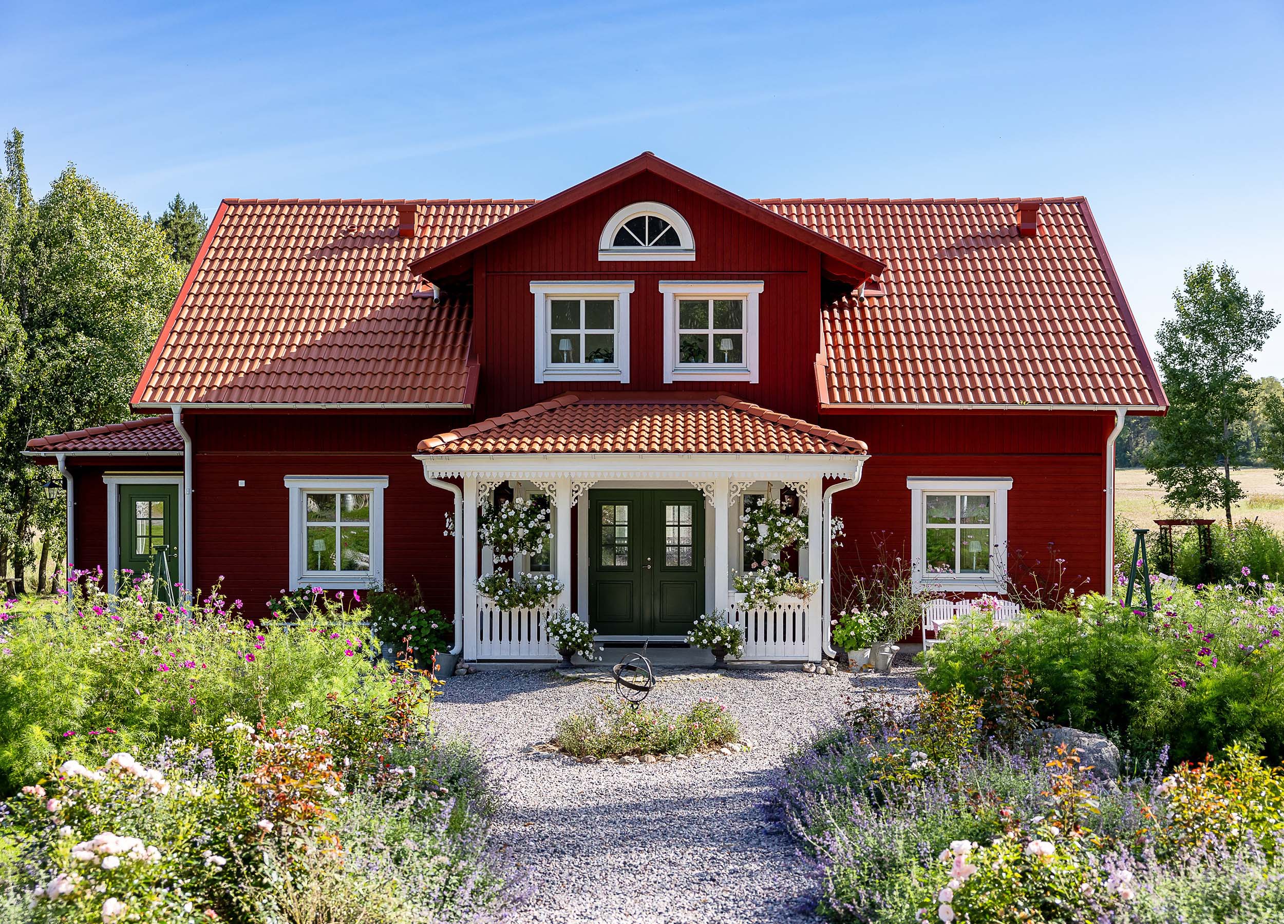 nybyggd röd villa i lantlig stil