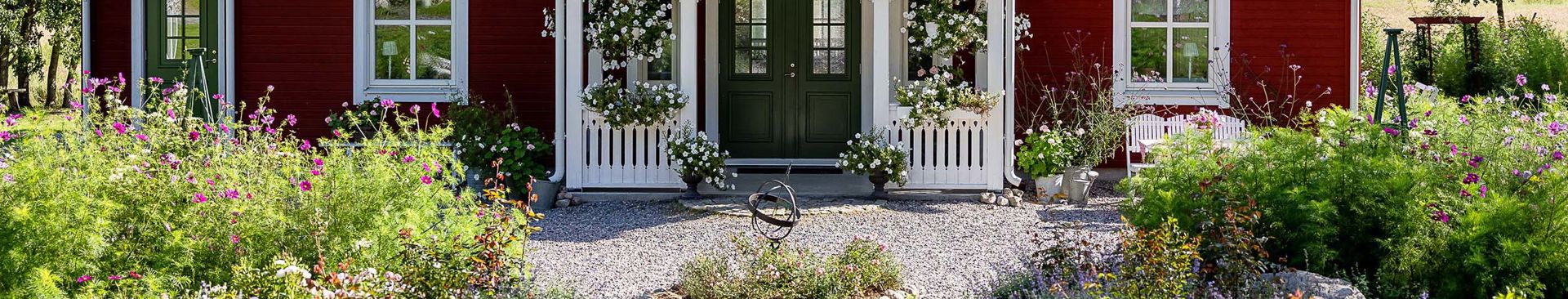 nybyggd röd villa i lantlig stil