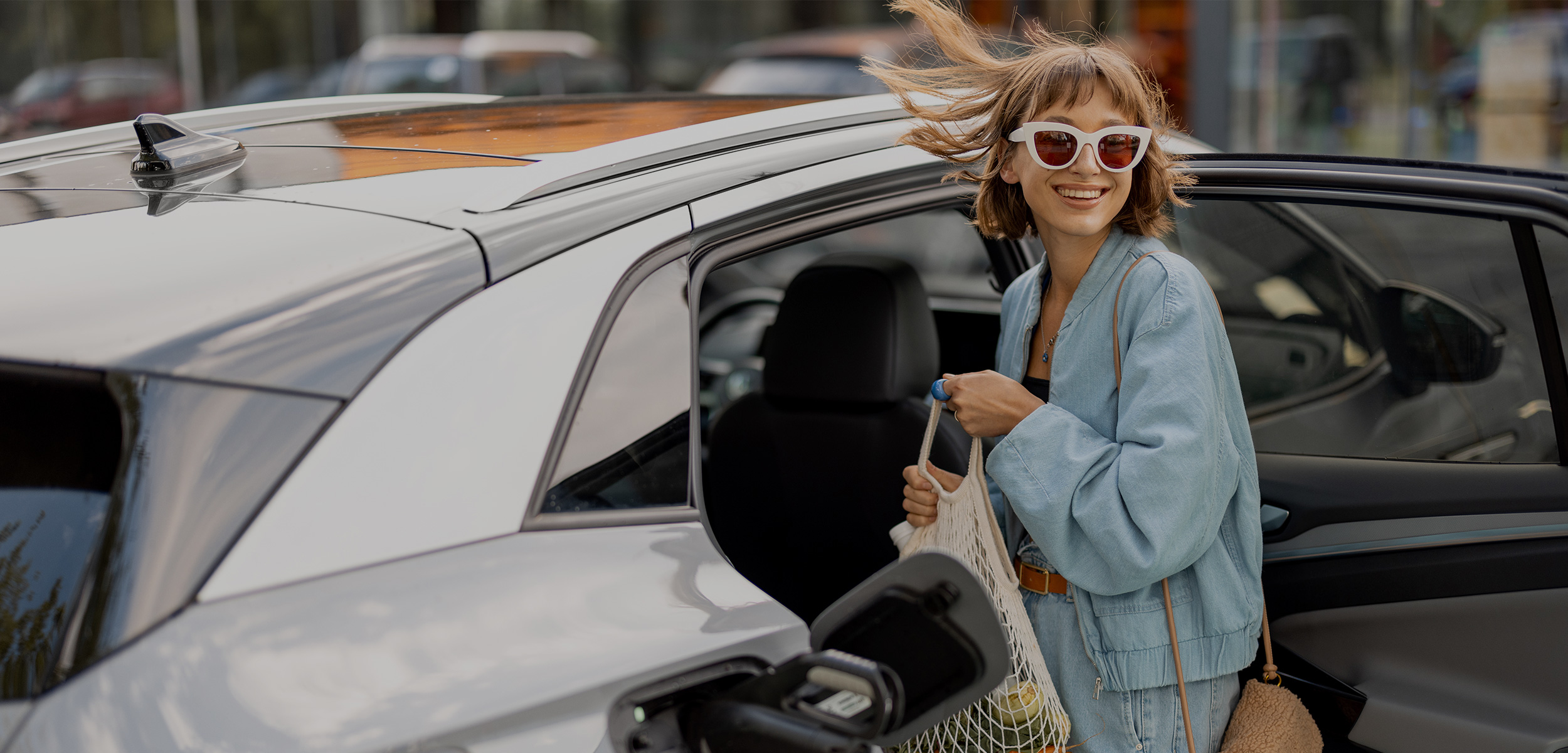 glad kvinna på väg in i en bil