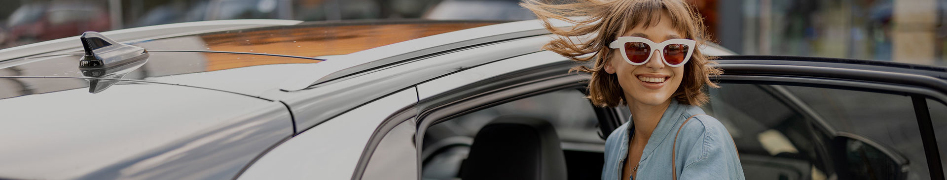 glad kvinna på väg in i en bil