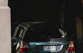 bil parkerad i ett garage