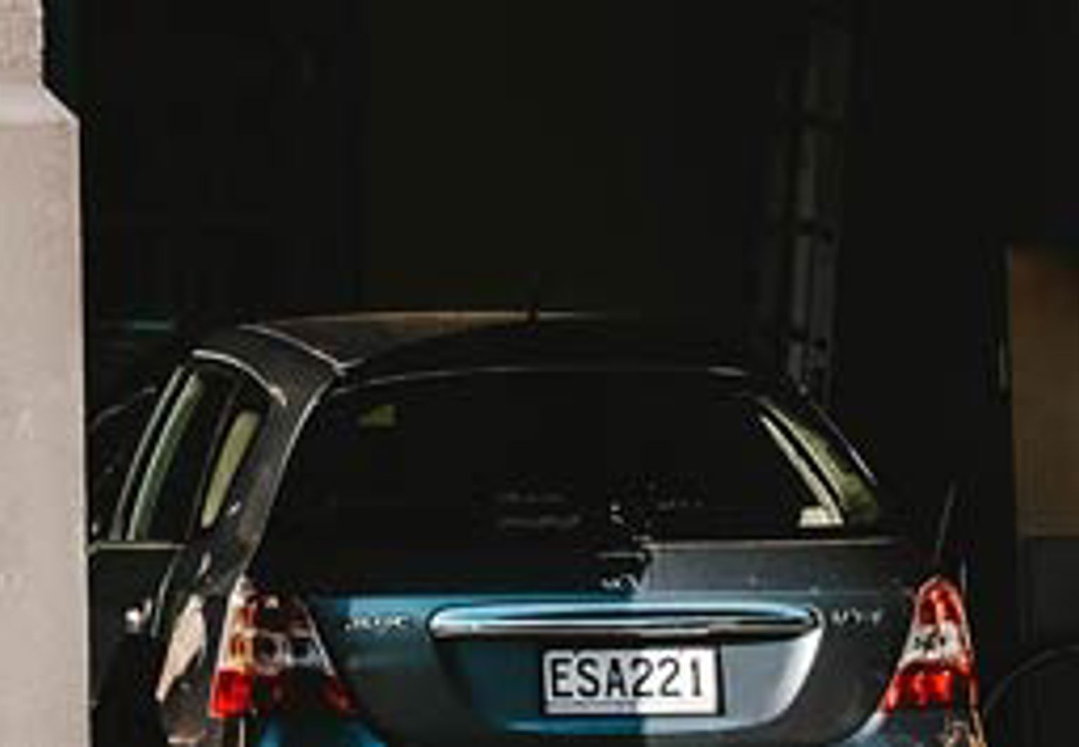 bil parkerad i ett garage