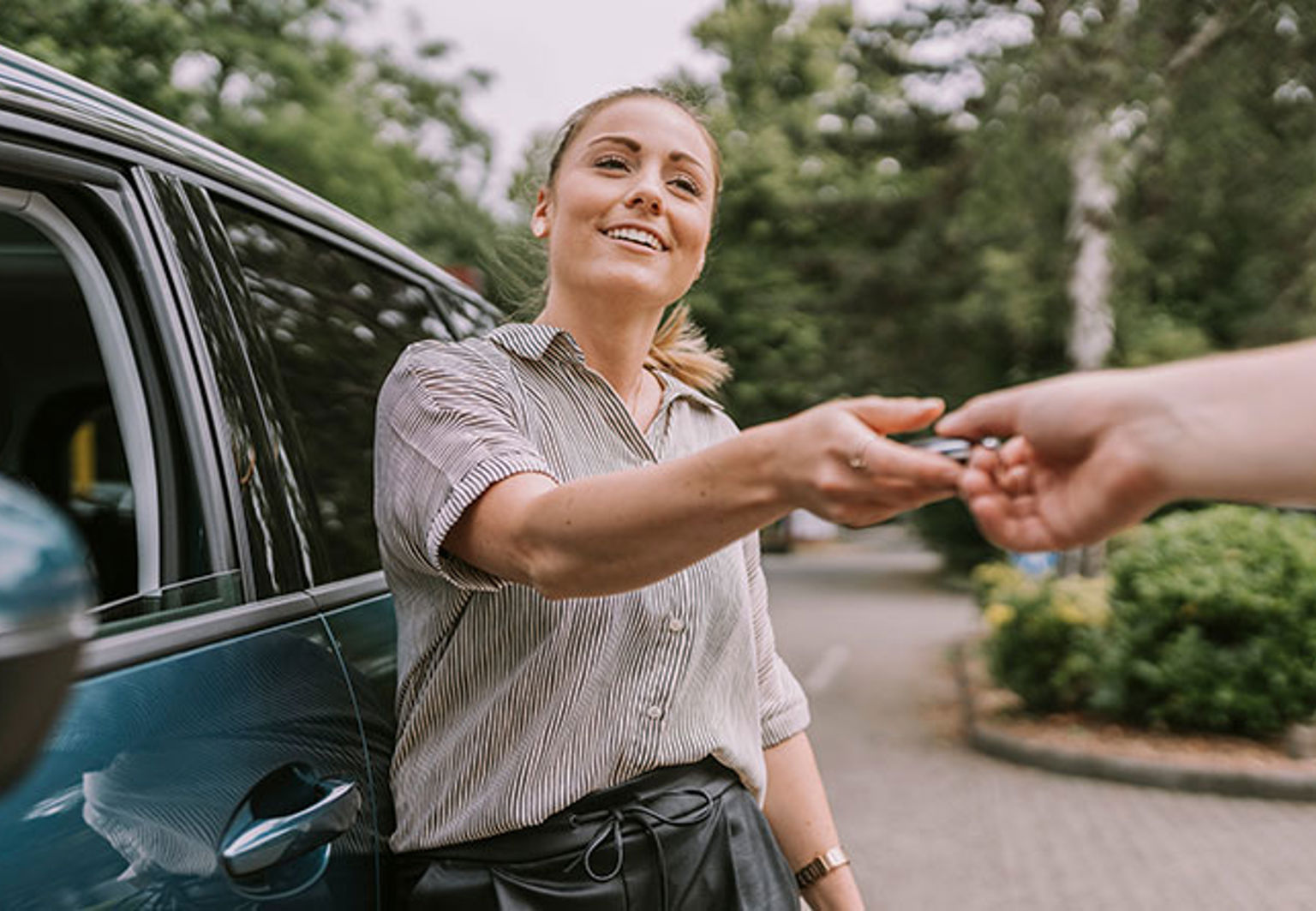 kvinna tar emot sina bilnycklar