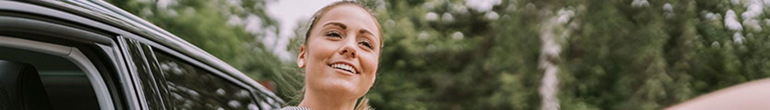 kvinna tar emot sina bilnycklar