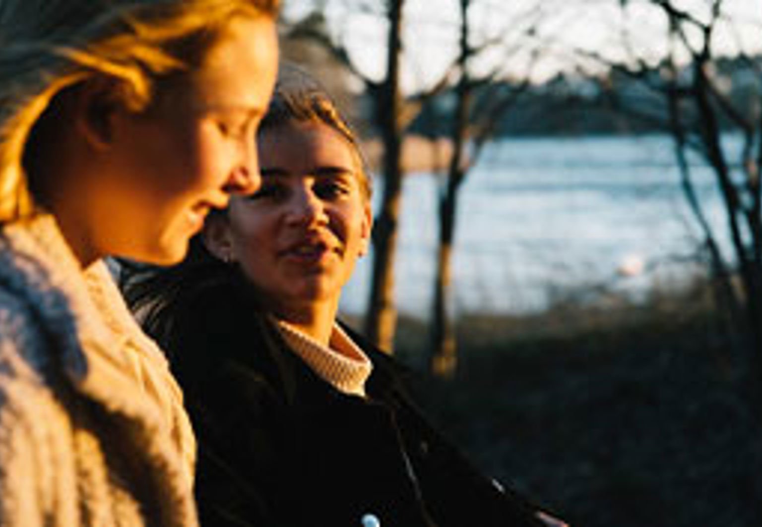 närbild två unga tejer utomhus