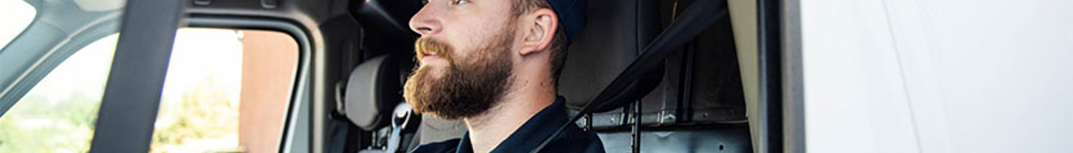 ung man som kör en budbil
