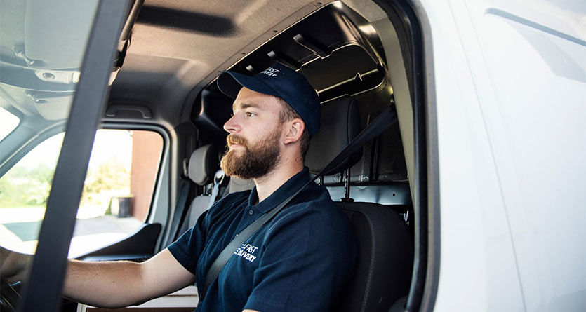 ung man i transportbil