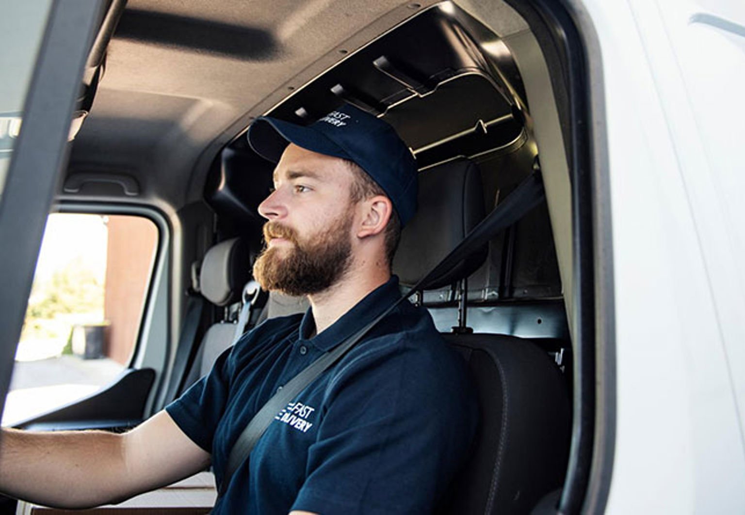 ung man som kör en budbil