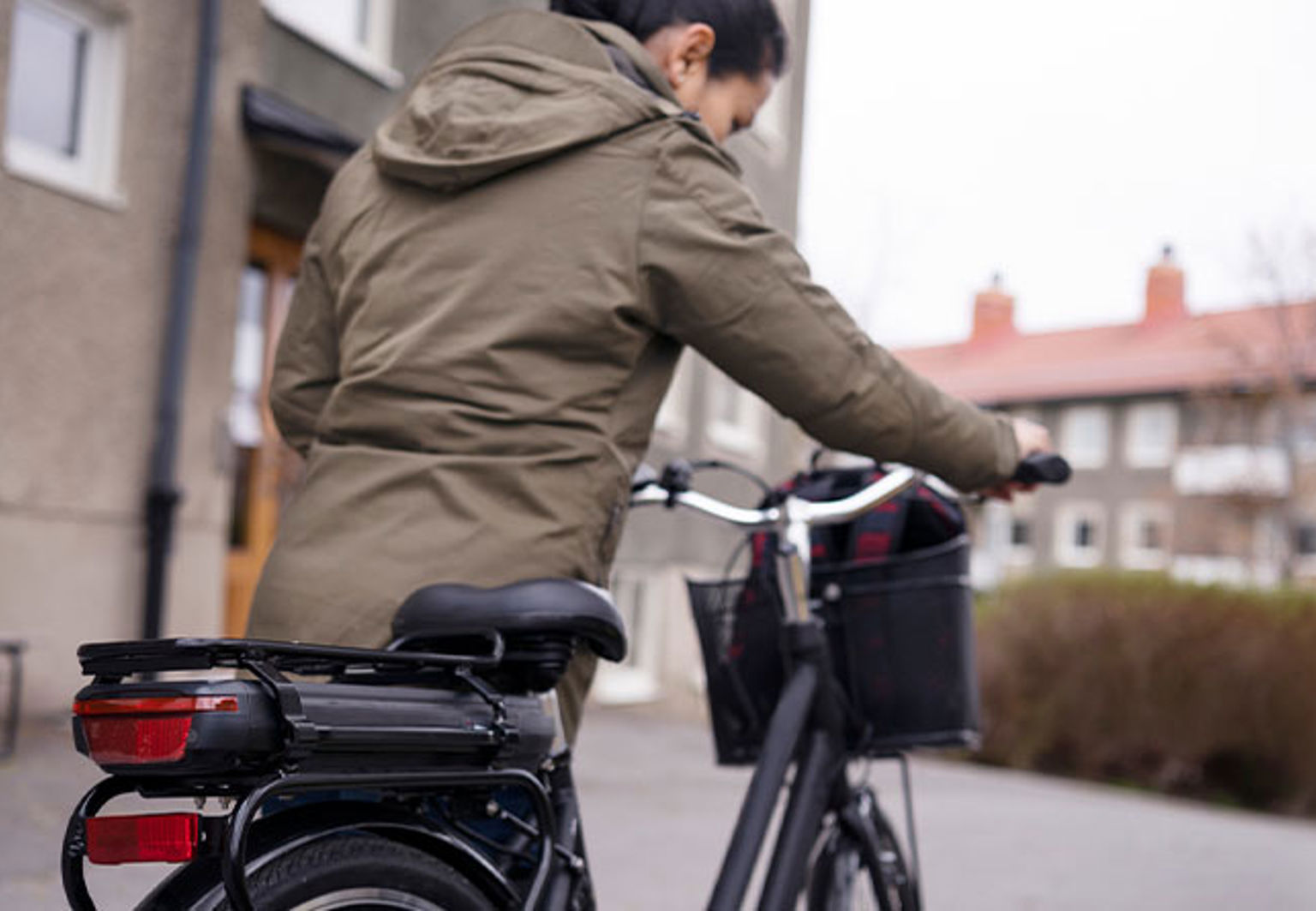 ung kvinna leder sin cykel