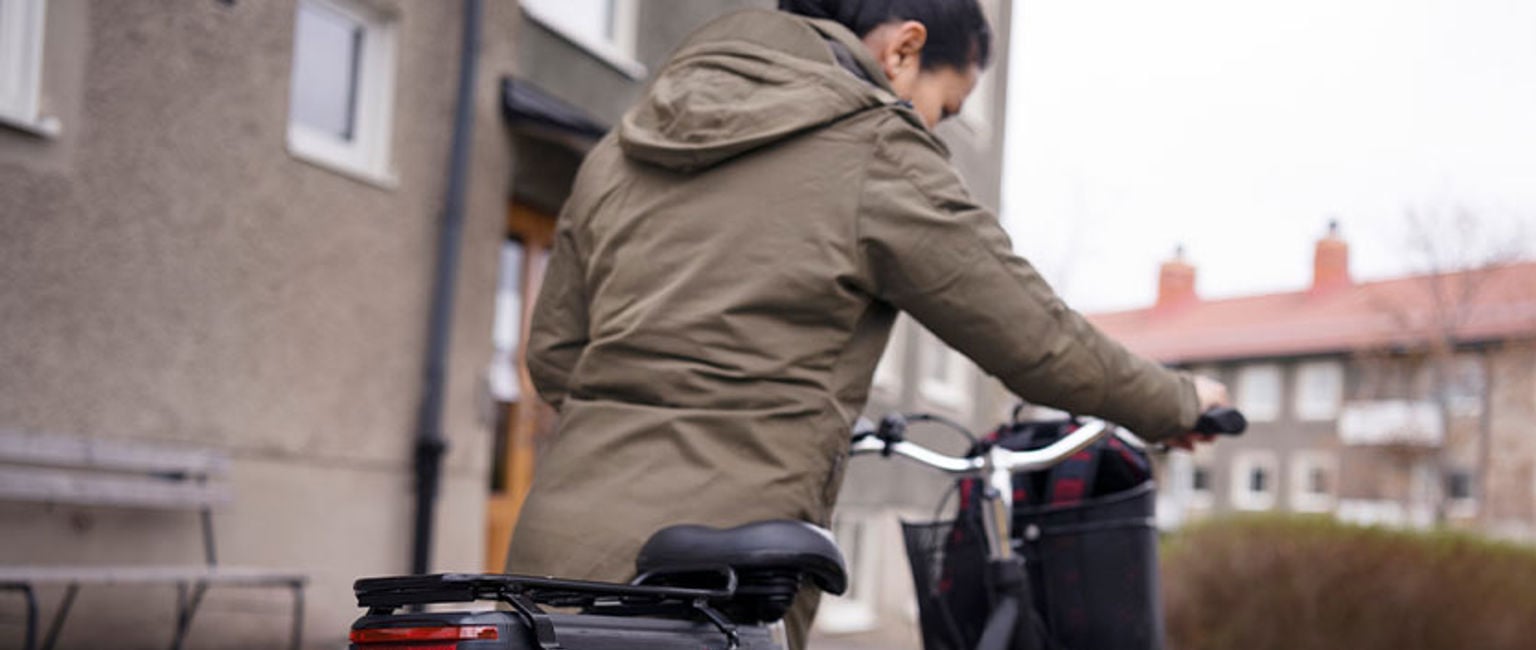 ung kvinna leder sin cykel