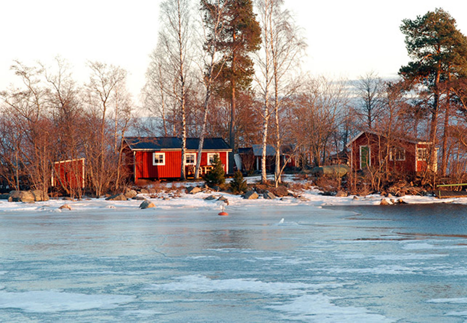 fritidshus på en liten ö vinter