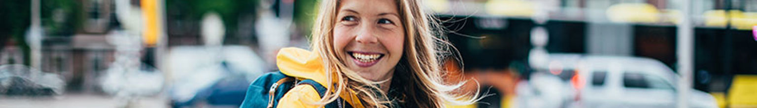 Kvinna håller i en cykel