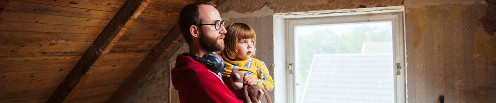 pappa och dotter i hus