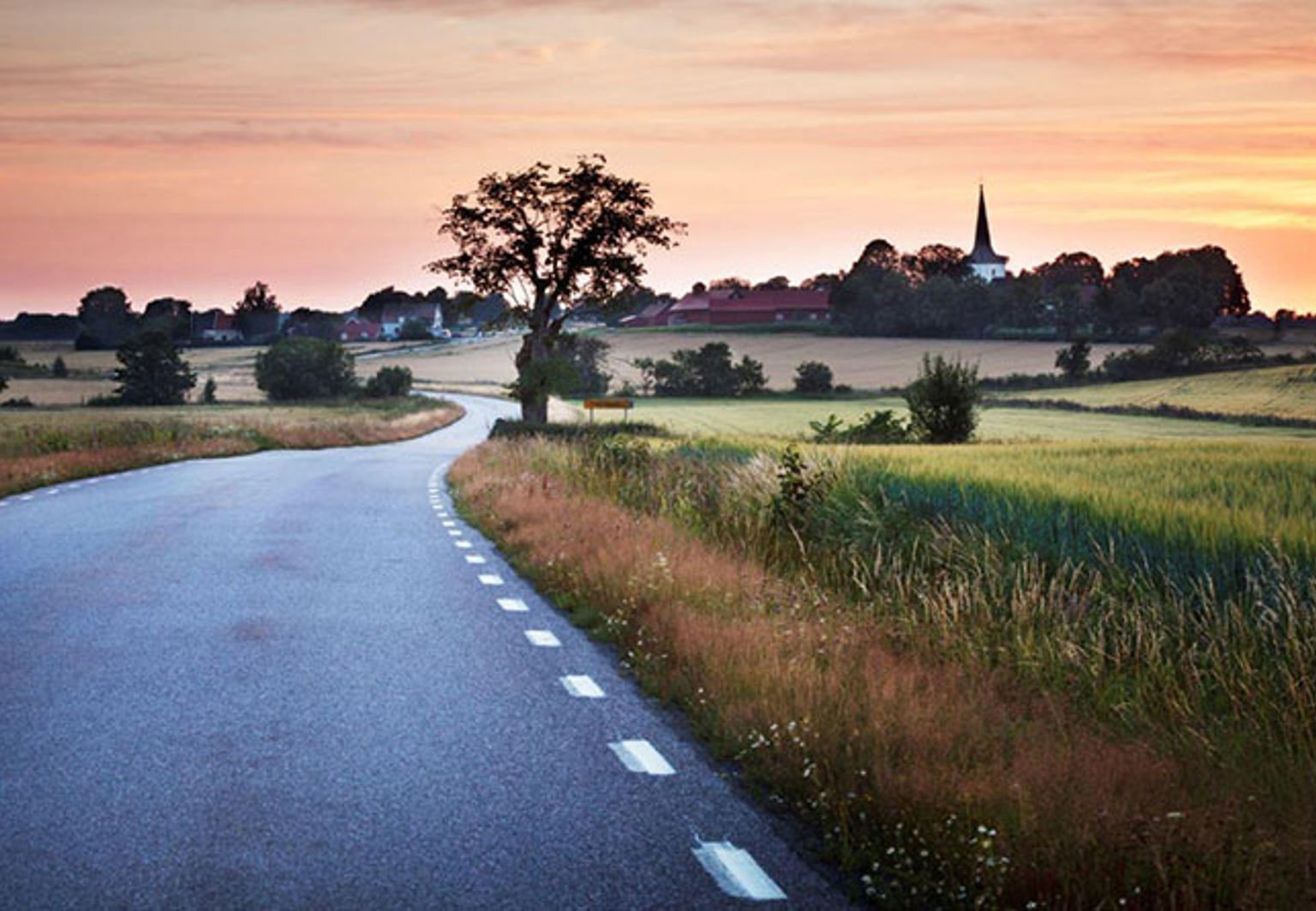 landsväg en sommarkväll
