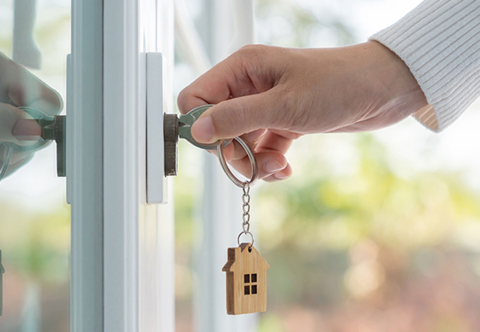 närbild någon låser en dörr med nyckel