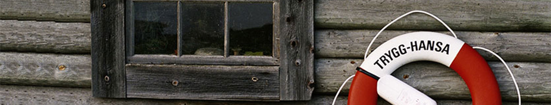 livboj hänger på en trävägg