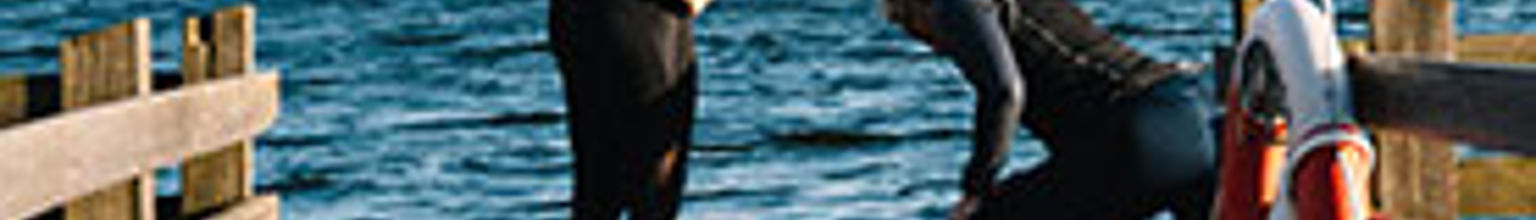 två kvinnor i träningskläder på en brygga
