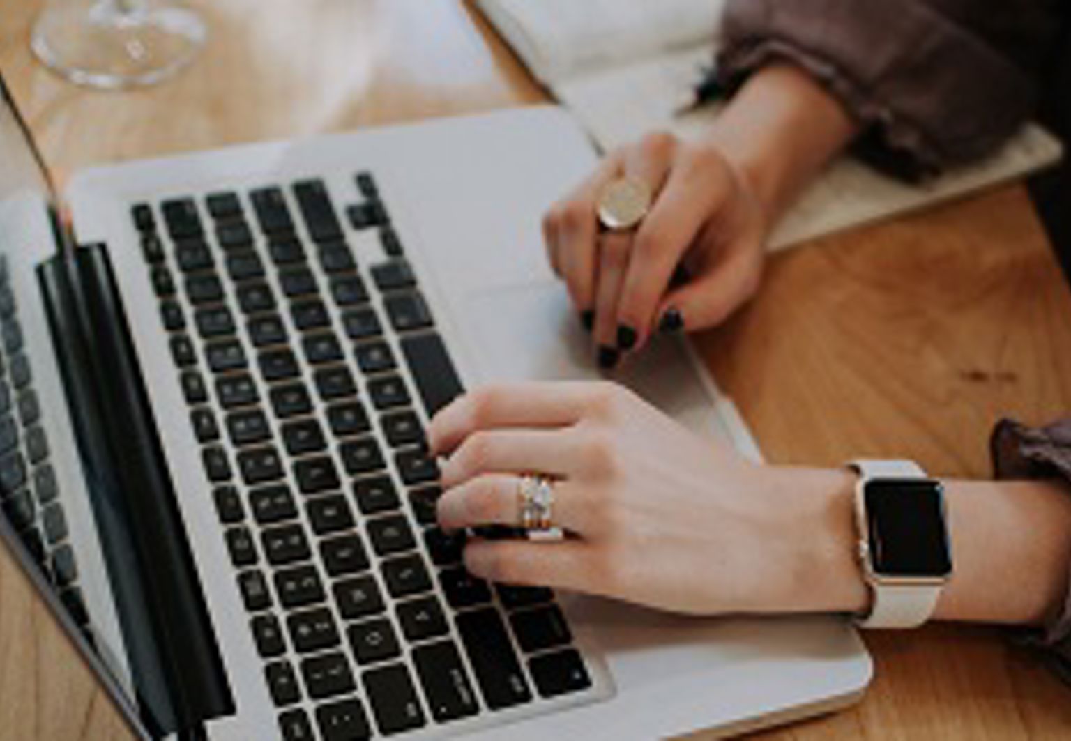 närbild kvinnas händer vid en laptop