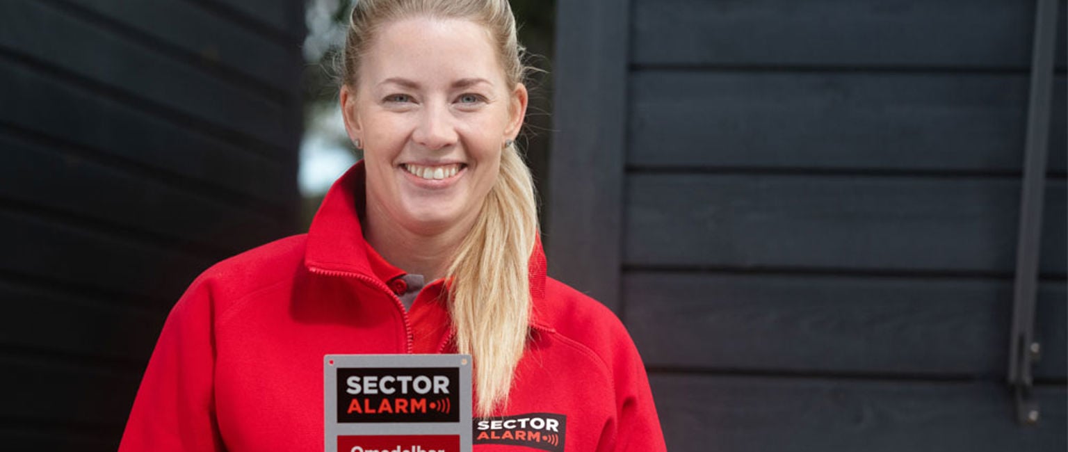kvinna som jobbar på sector alarm