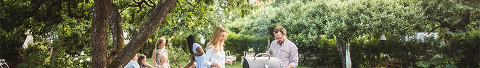familj grillar i trädgården