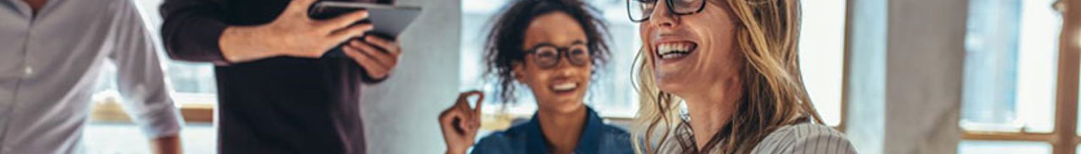 fyra kollegor på ett kontor