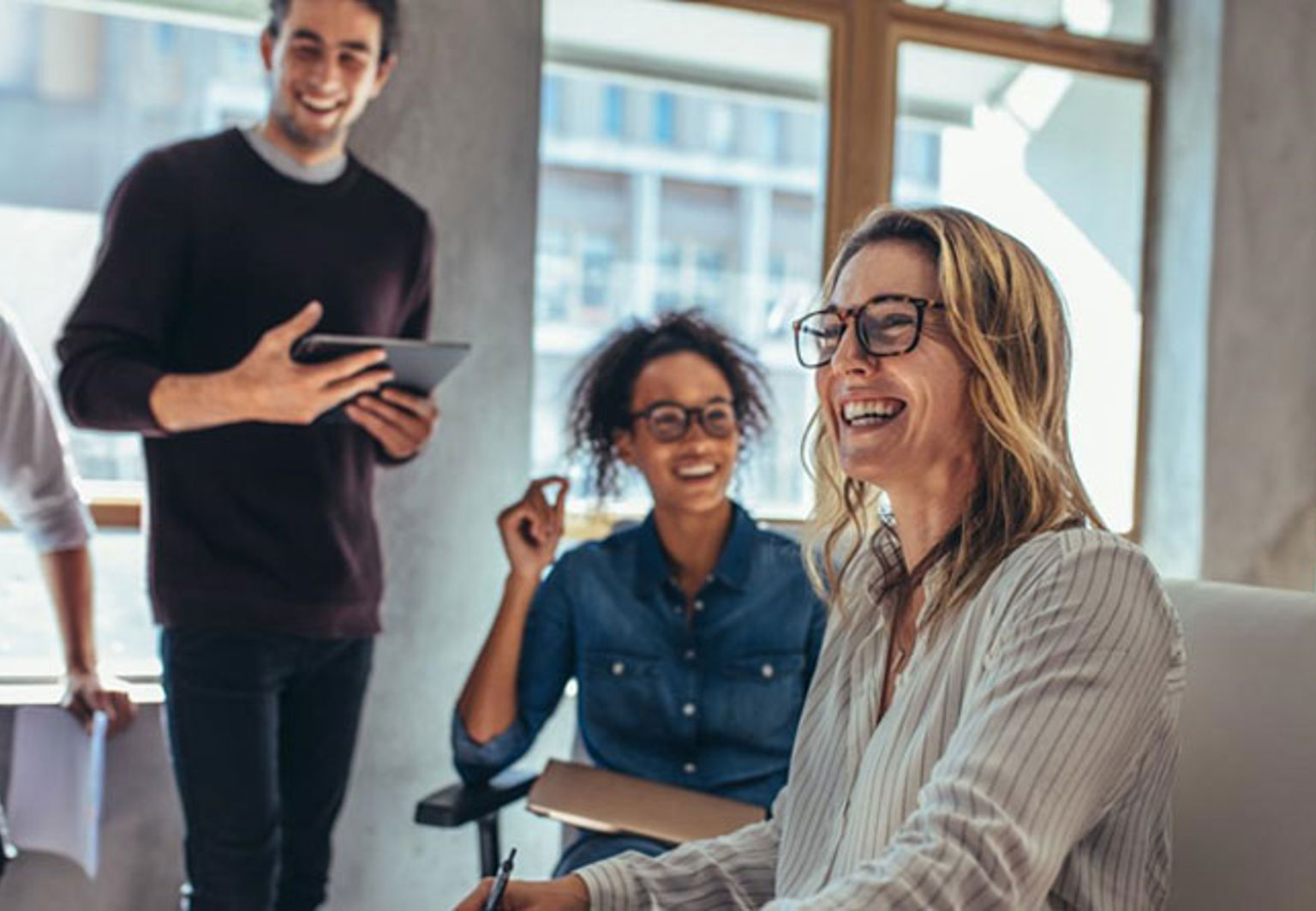 fyra kollegor på ett kontor