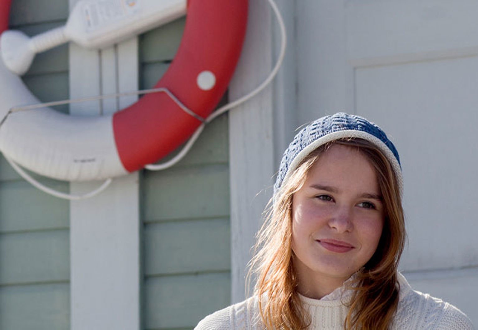 ung tjej framför en livboj