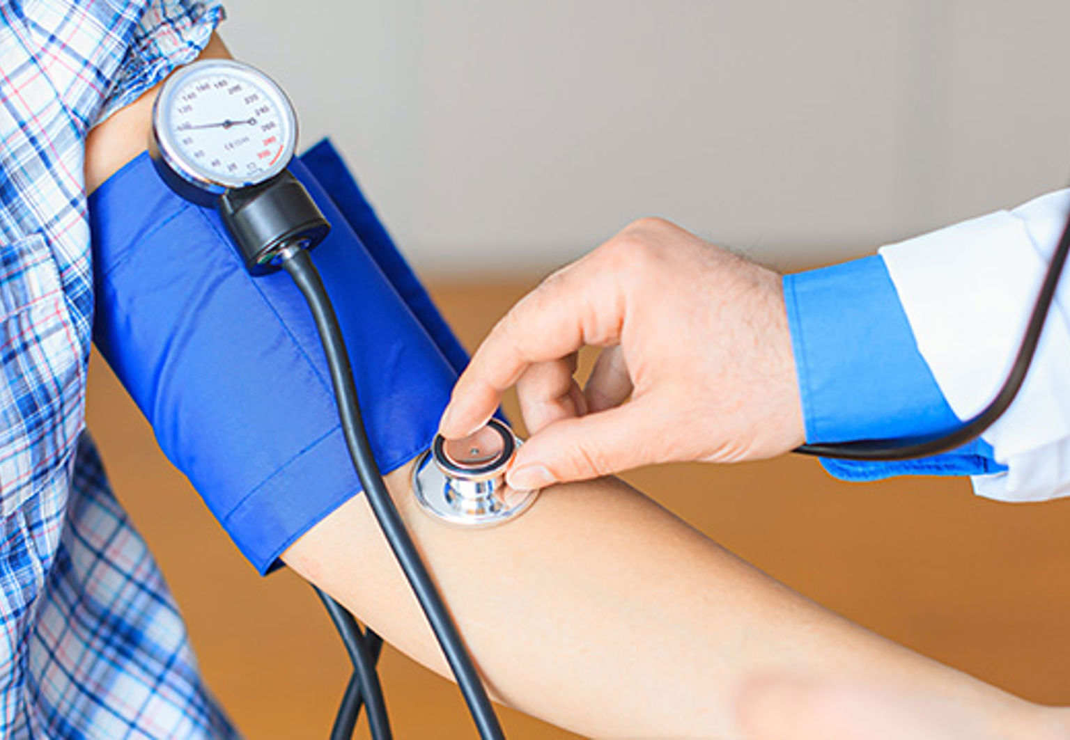 läkare mäter blodtryck