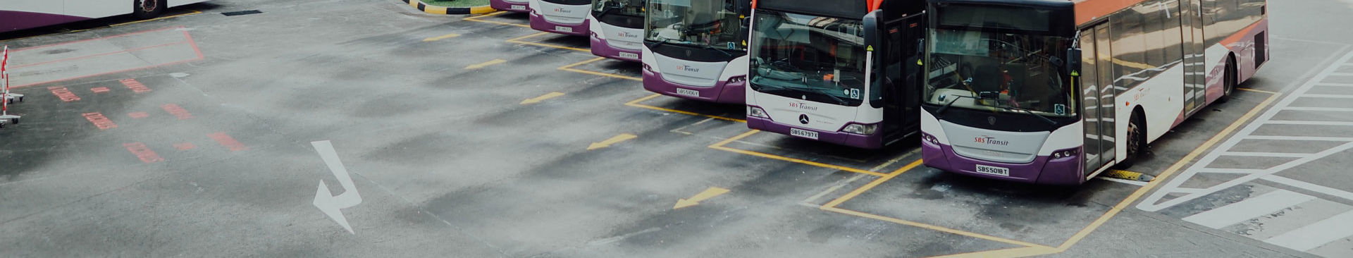 bussar parkerade på en stor parkeringsplats
