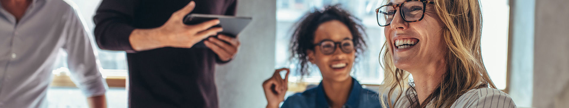 glada medarbetare på kontoret