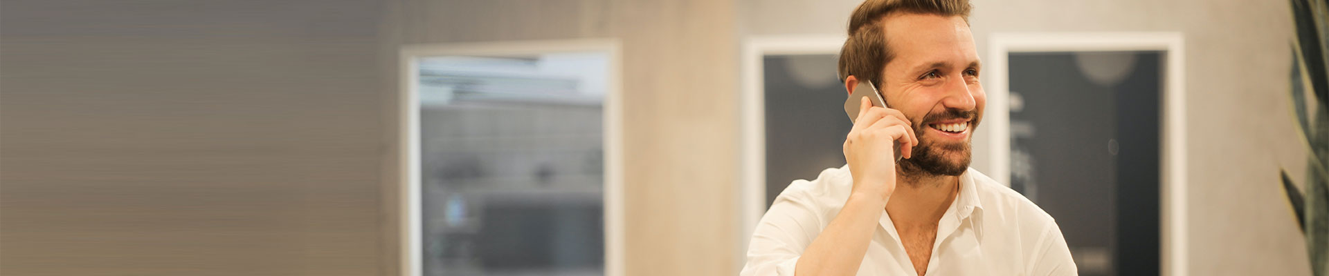 man talar i mobiltelefon