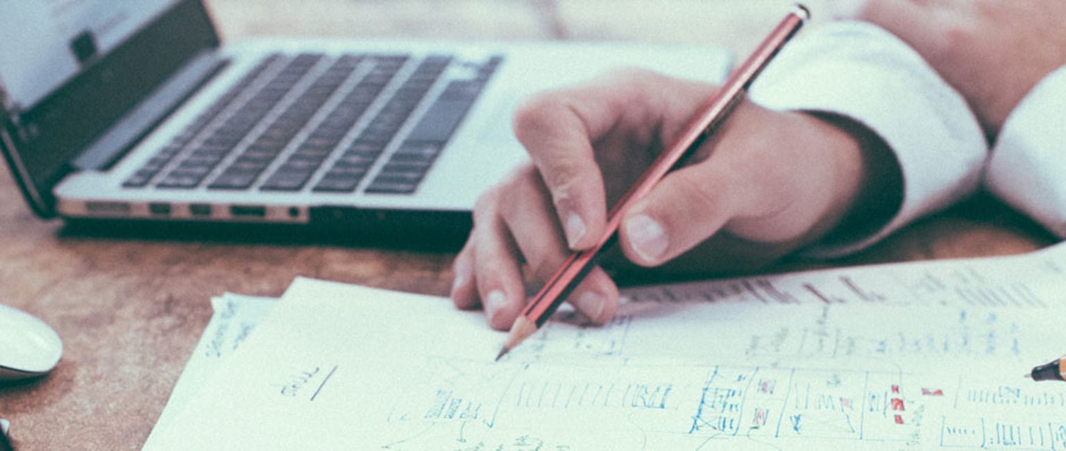 närbild på händer arbetar vid datorn