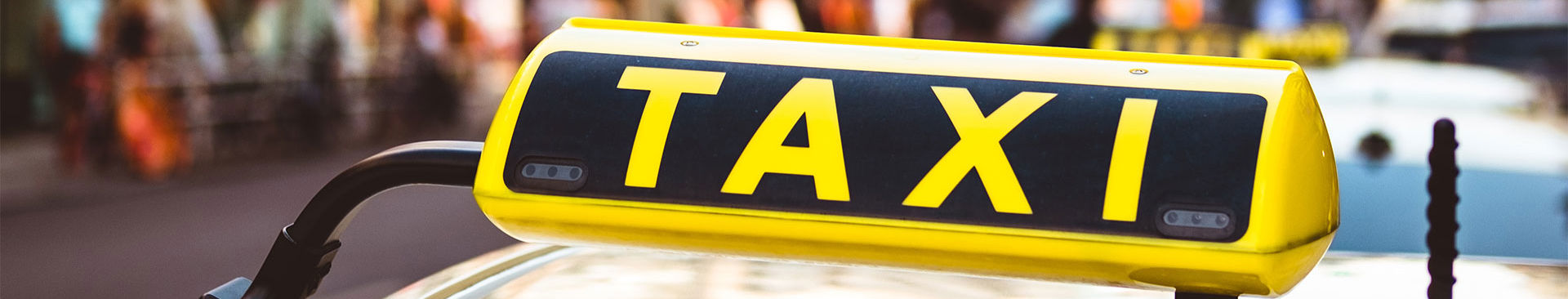 närbild på en taxiskylt