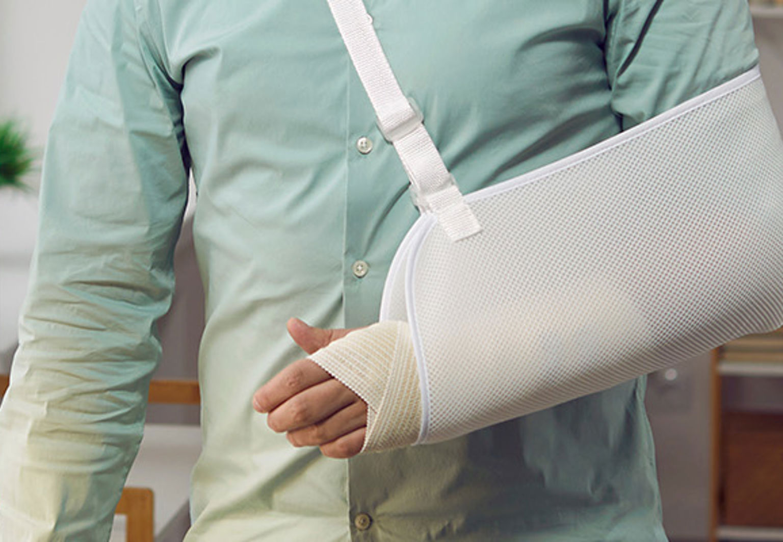 man med armen i mitella