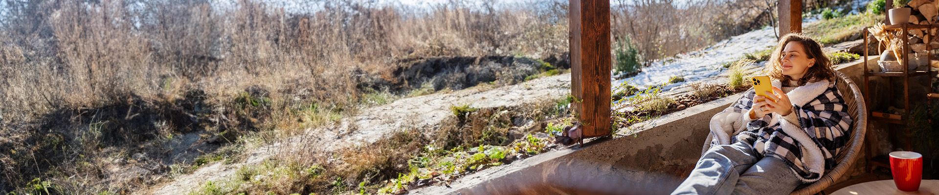 kvinna utanför sitt fritidshus