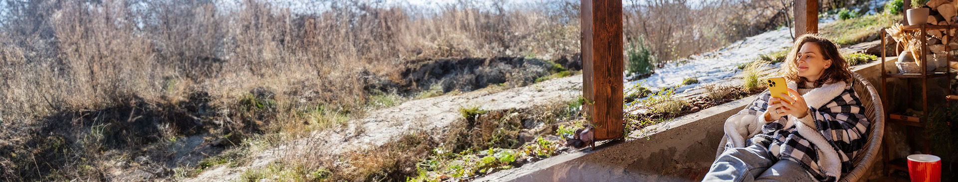 kvinna utanför sitt fritidshus