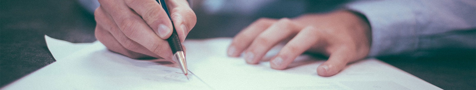 närbild på hand som skriver med bläckpenna