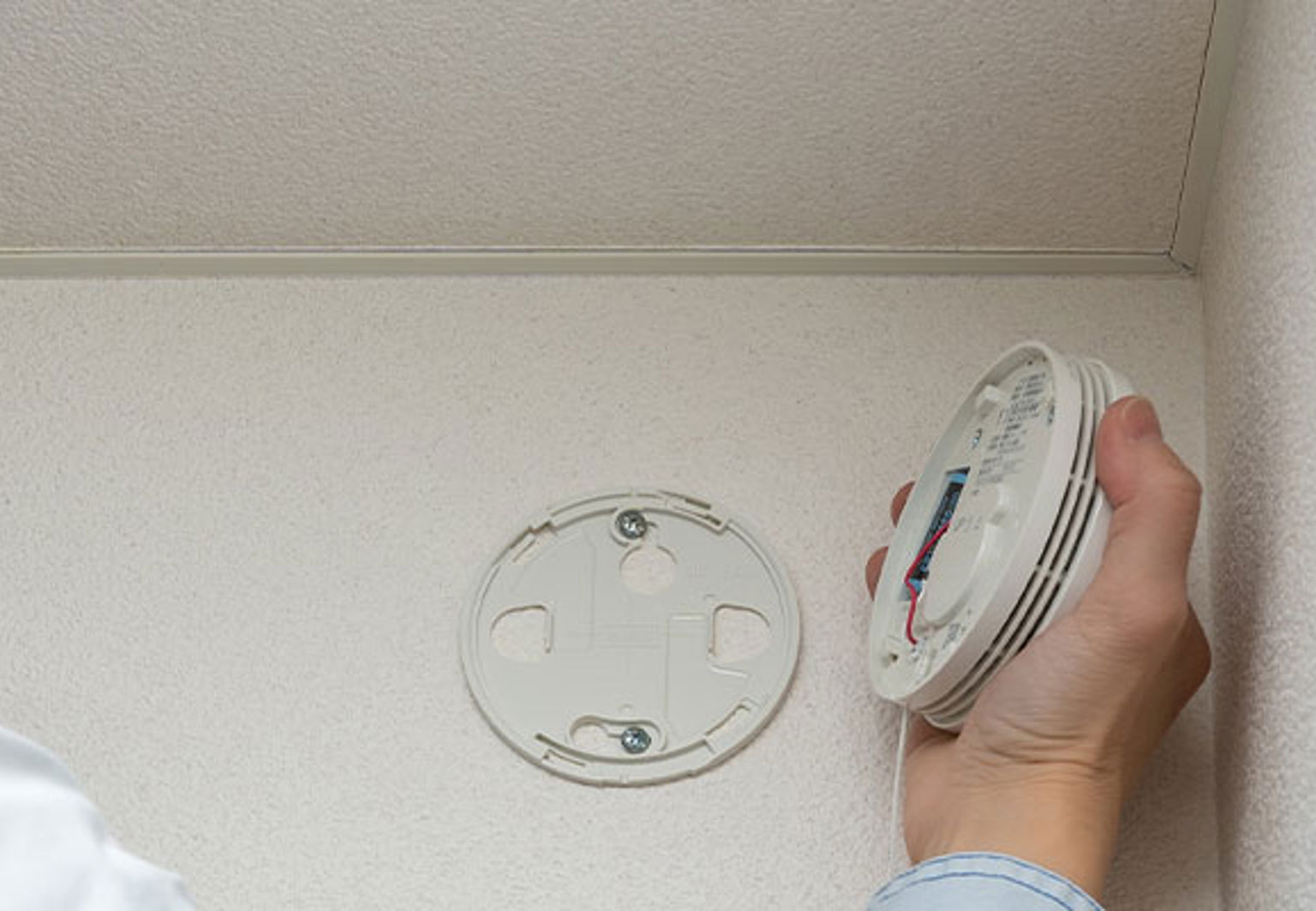 kvinna kontrollerar sin brandvarnare