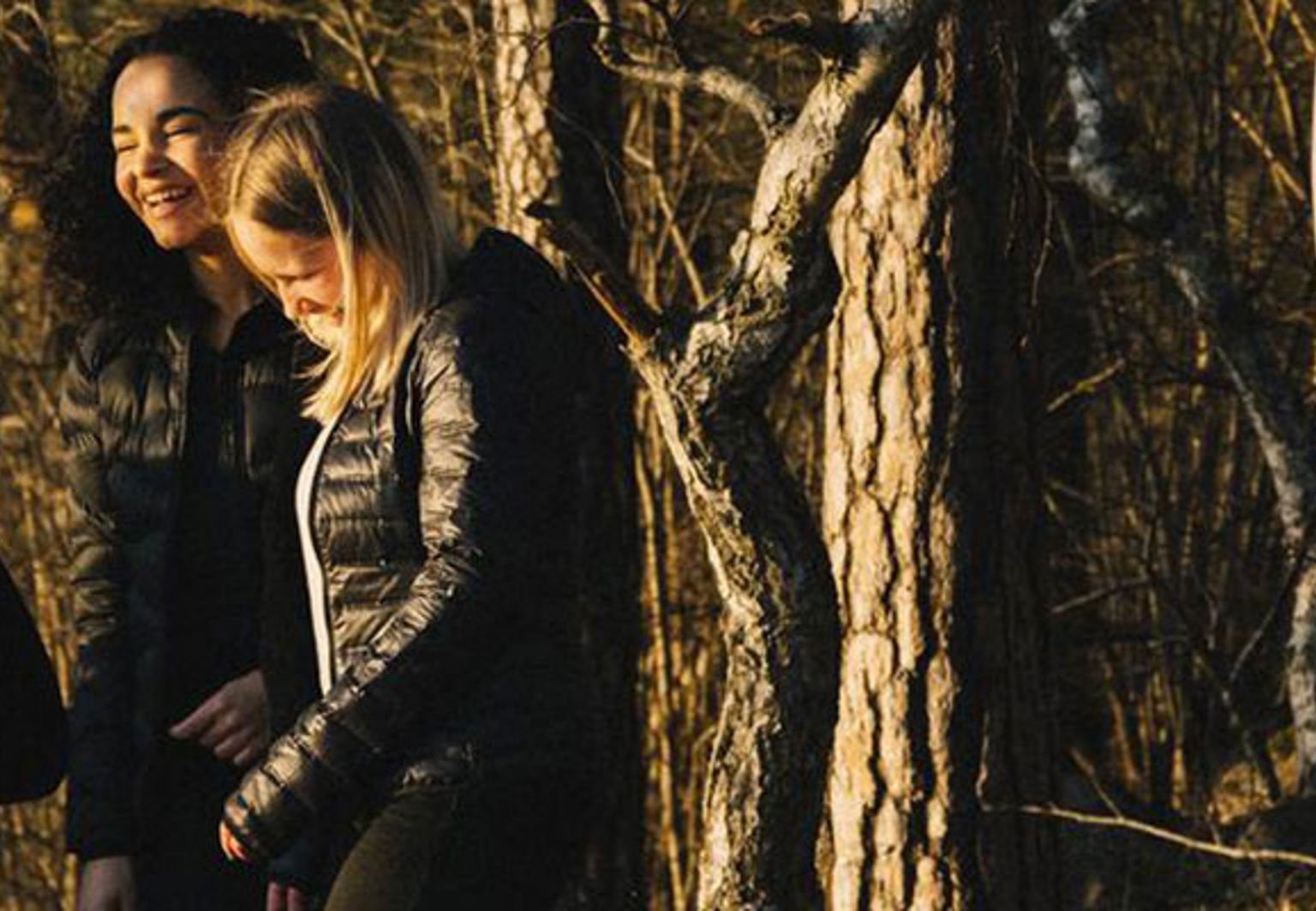 en grupp vänner nära en livboj