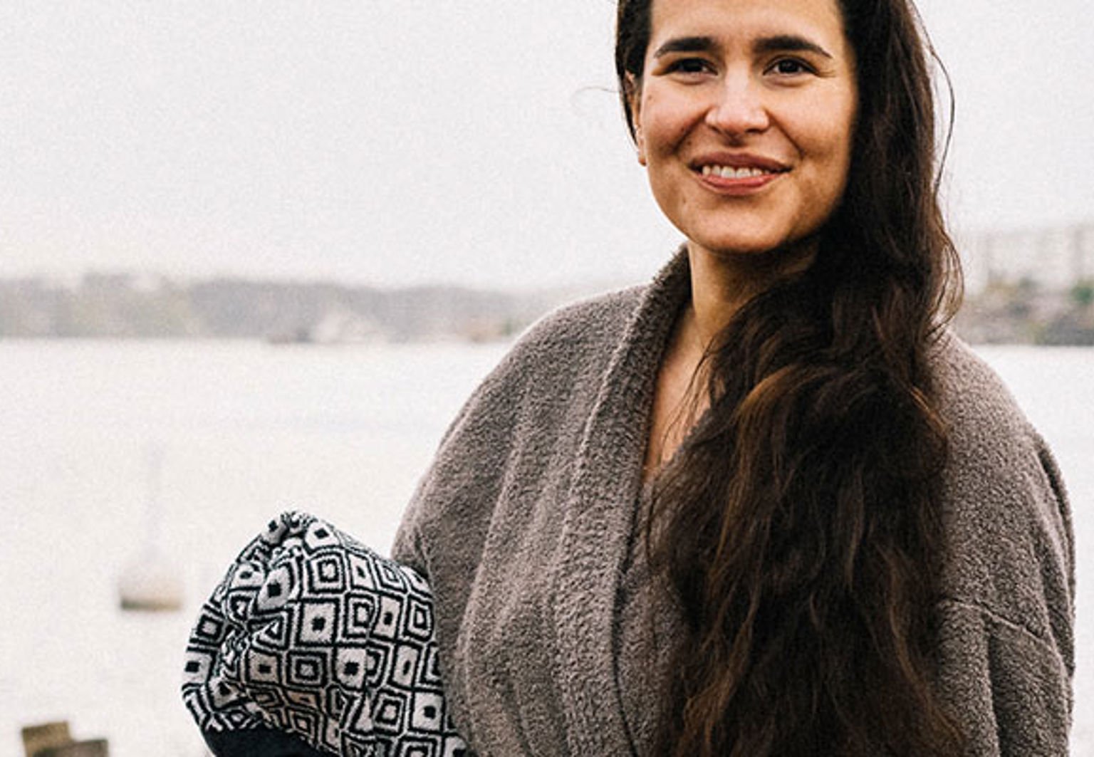 kvinna i badrock vid en sjö