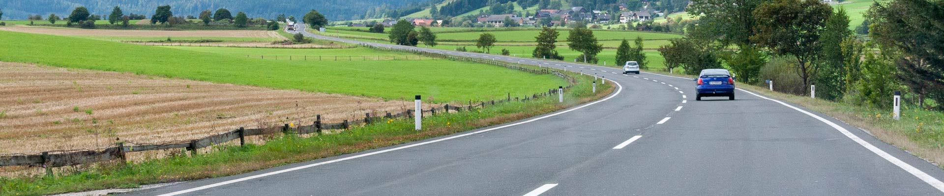 blå bil på landsväg