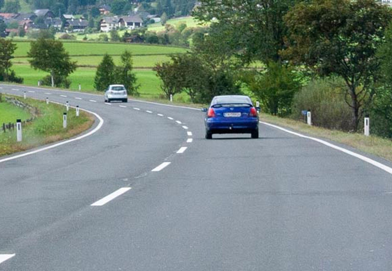 blå bil på landsväg