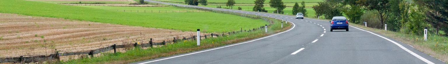 blå bil på landsväg