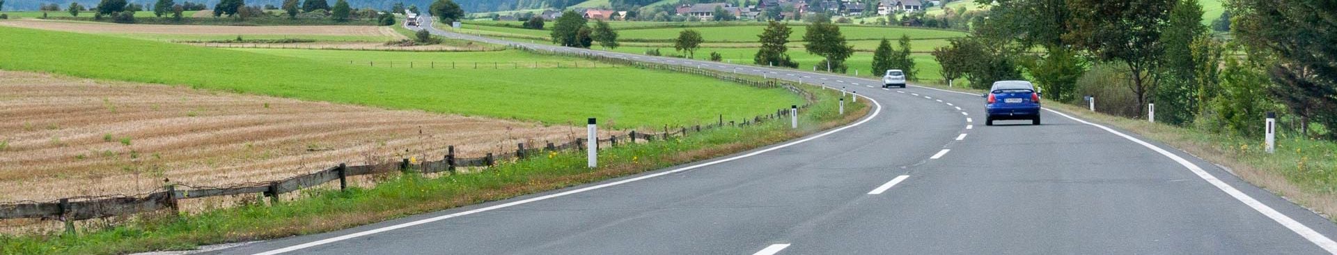 blå bil på landsväg