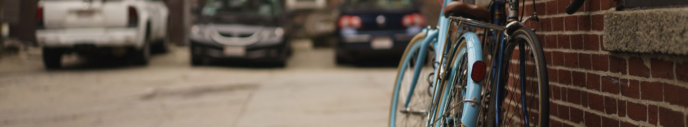 cykel står lutad mot en vägg