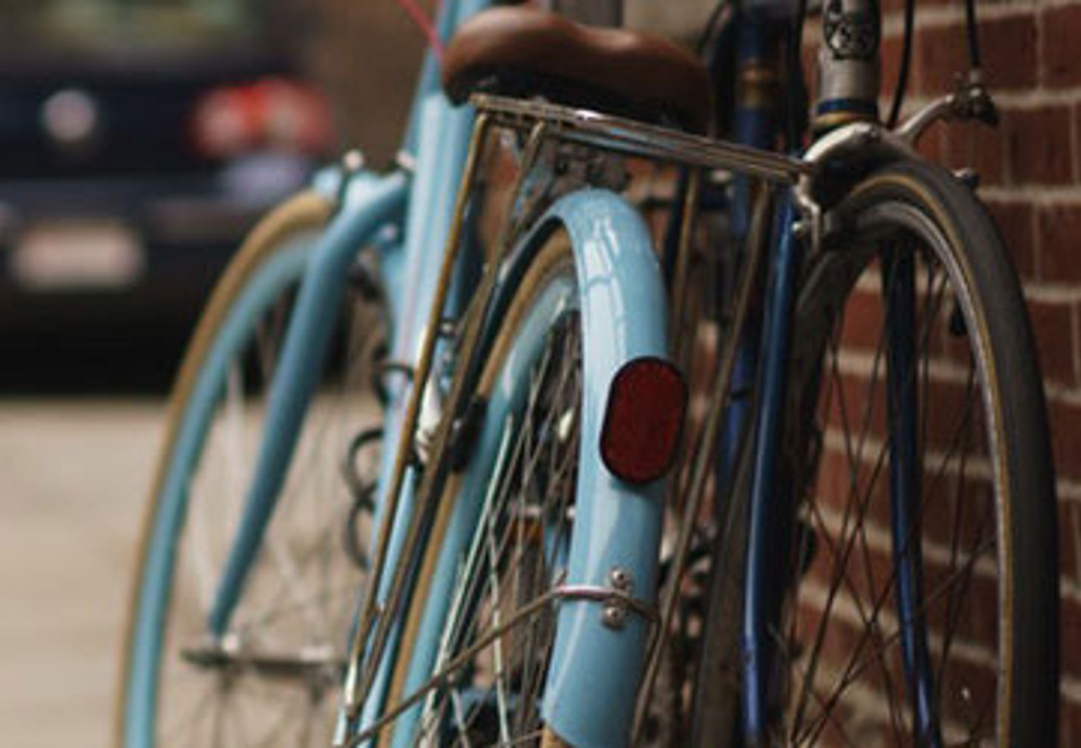 cykel står lutad mot en vägg