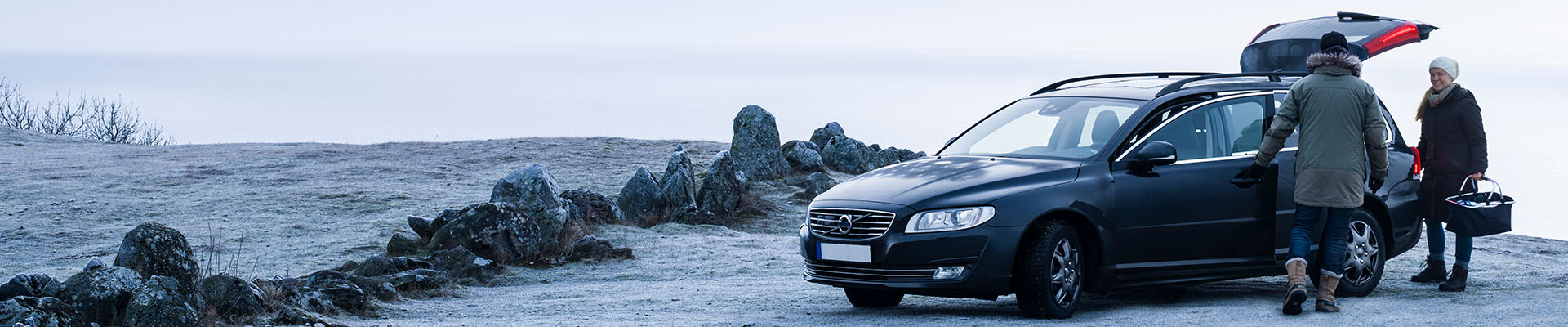 par packar in sina saker i bilen