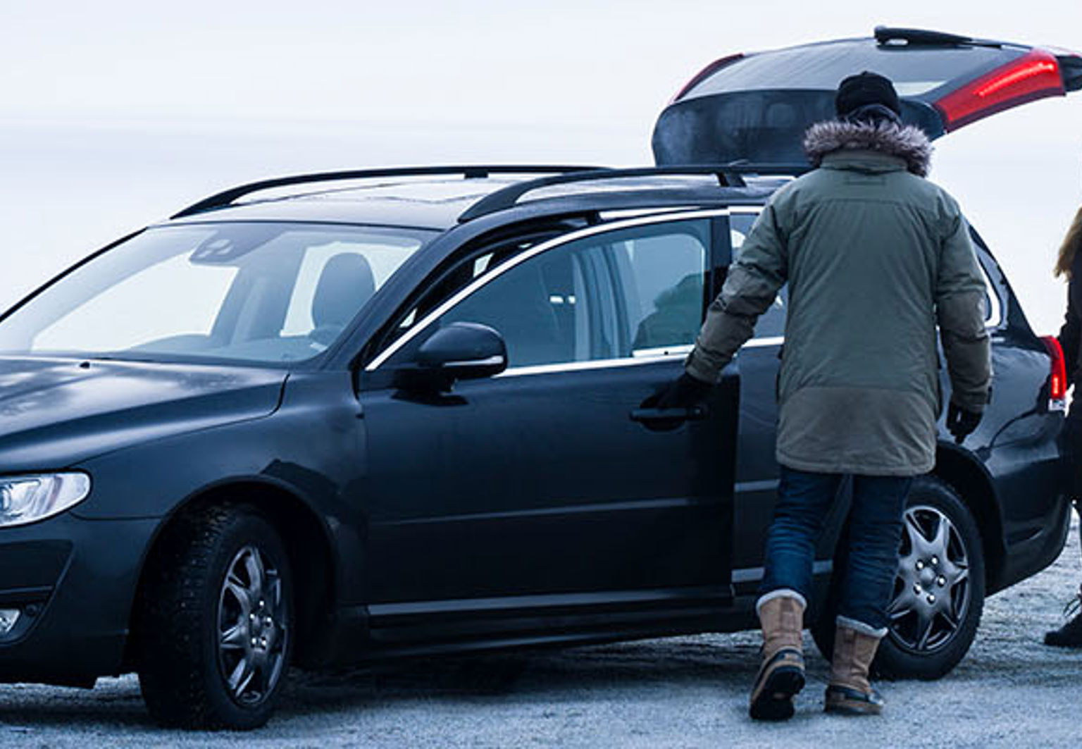 par packar in sina saker i bilen